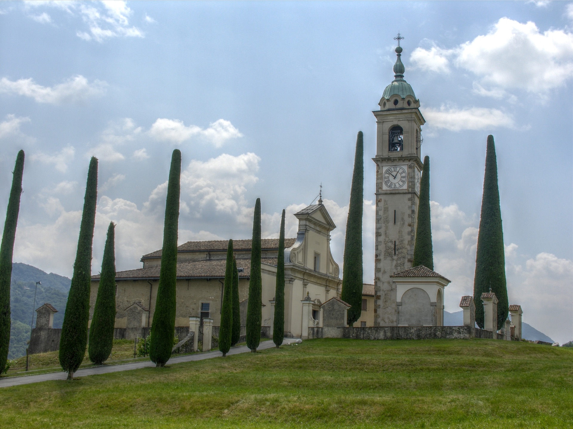 Sant’Abbondio e i cipressi a Gentilino